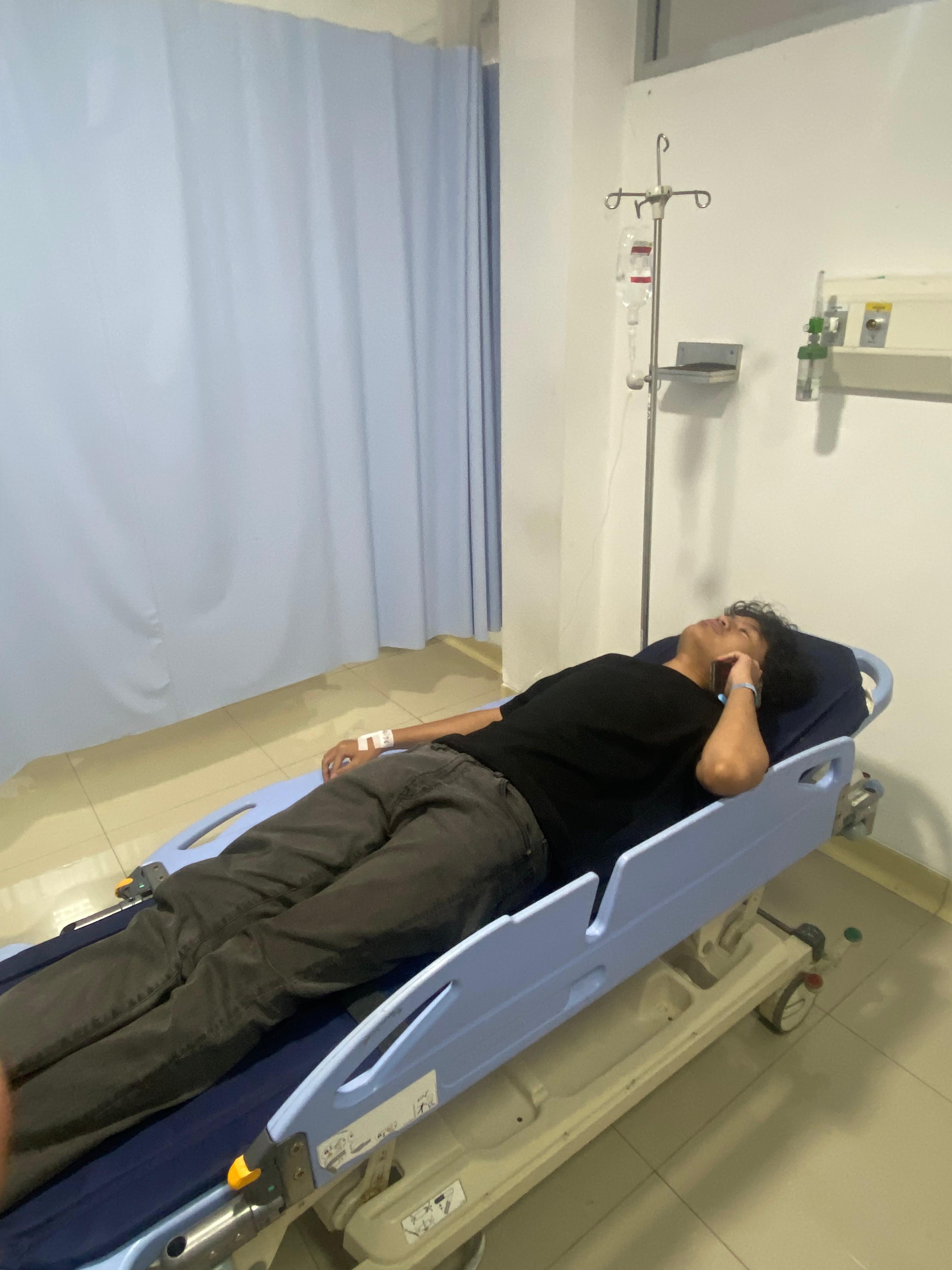 Tampak Kordes Dion terbaring di ranjang RS Waras Wiris dengan selang infus terpasang di tangannya. Ia harus merelakan hari pertama pengabdiannya dihabiskan di dalam bangsal perawatan. (Sumber: Dokumentasi Posko KKN).