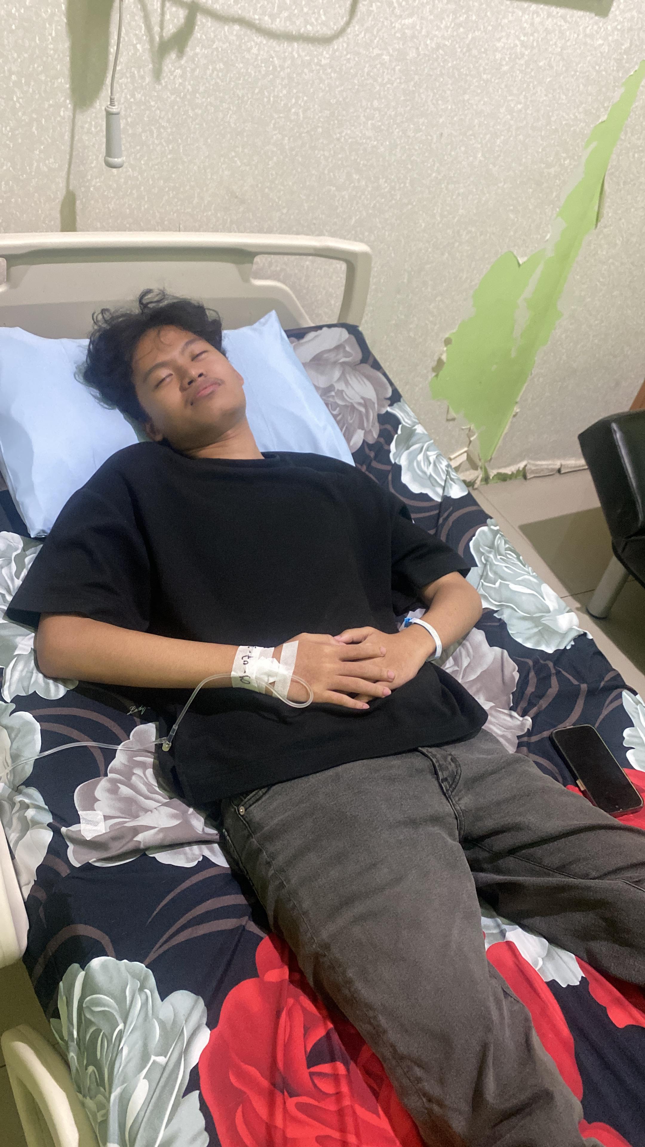 Potret Dion yang masih tampak memproses keadaan. Niat hati sekadar periksa ringan usai makan siang, takdir justru mengharuskannya opname di hari pertama KKN. (Sumber: Dokumentasi Posko KKN)